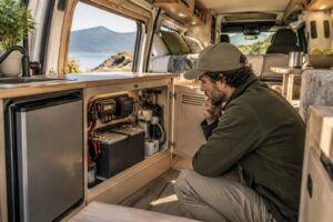 découvrez comment choisir une batterie auxiliaire adaptée aux équipements de votre van aménagé : capacité, technologie et autonomie pour voyager sereinement.